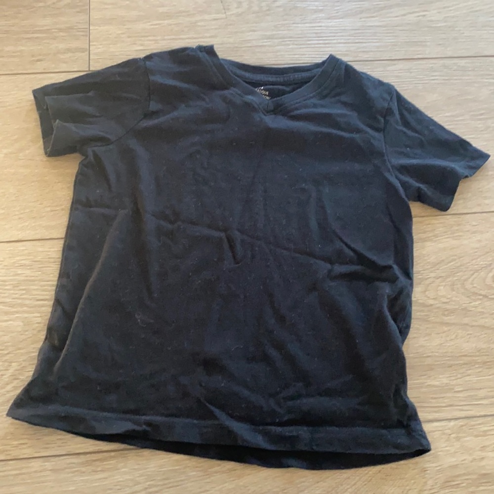 H&M boys vneck basic T-shirt size 2-4Y